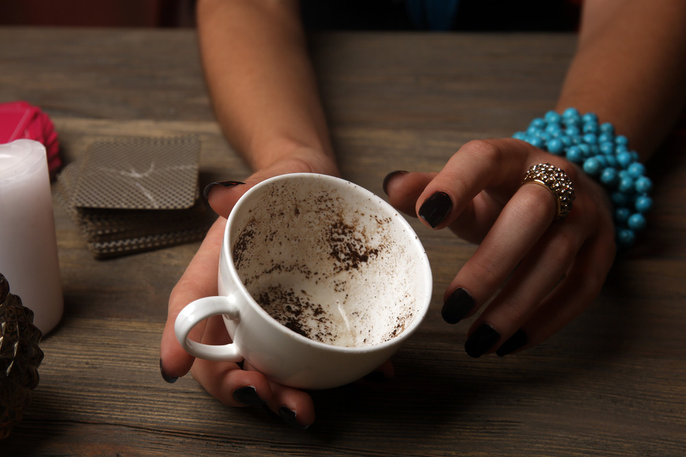 Kaffeesatzlesen: Foto: © Africa Studio / shutterstock / #317649671 Kaffeesatzlesen: Foto: © Africa Studio / shutterstock / #317649671